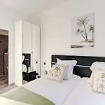 Cocoon In Sea View.