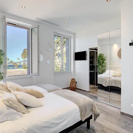 Cocoon In Sea View.